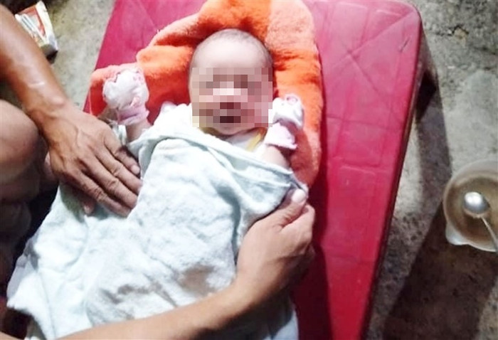 Bé trai sơ sinh bị bỏ rơi. Ảnh: VTC News
