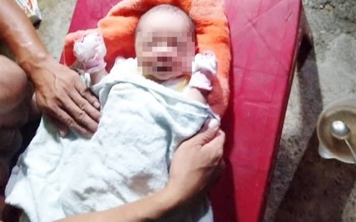 Bé trai sơ sinh bị bỏ rơi bên vệ đường lúc rạng sáng, trên người có nhiều vết côn trùng cắn Ảnh 2