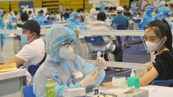 Tiêm vaccine phòng Covid-19 ở quận 11 vào ngày 27/6. Ảnh: CAO THĂNG