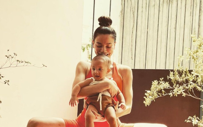 Hà Hồ chia sẻ ảnh tập yoga bên hai con, bày tỏ mong đợi Lisa lớn để có thể làm được điều này Ảnh 2