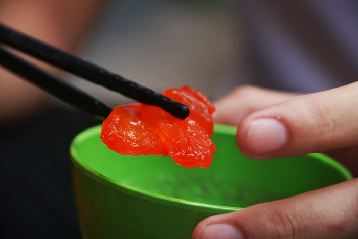 Sứa ngâm với nước nấu từ vỏ cây sú vẹt nên có màu đỏ đặc trưng mà không món ăn nào có được