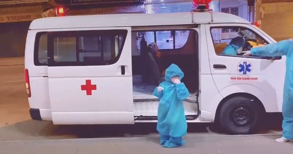 Clip: Vợ bị đưa đi cách li tập trung, người chồng chạy xe máy đuổi theo, vừa đi vừa quệt nước mắt Ảnh 4