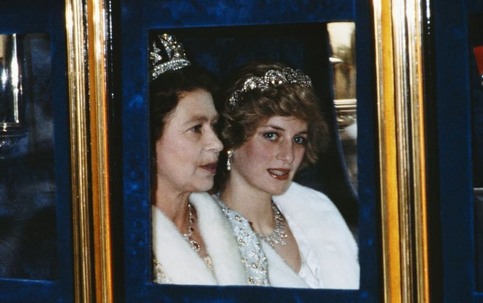 Sau cuộc phỏng vấn với BBC, Công nương Diana tức giận khi nhận được 'tâm thư' từ Nữ hoàng Ảnh 2