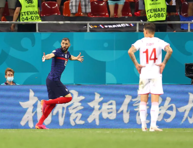 Benzema ghi liền hai bàn thắng đưa Pháp dẫn lại 2-1.