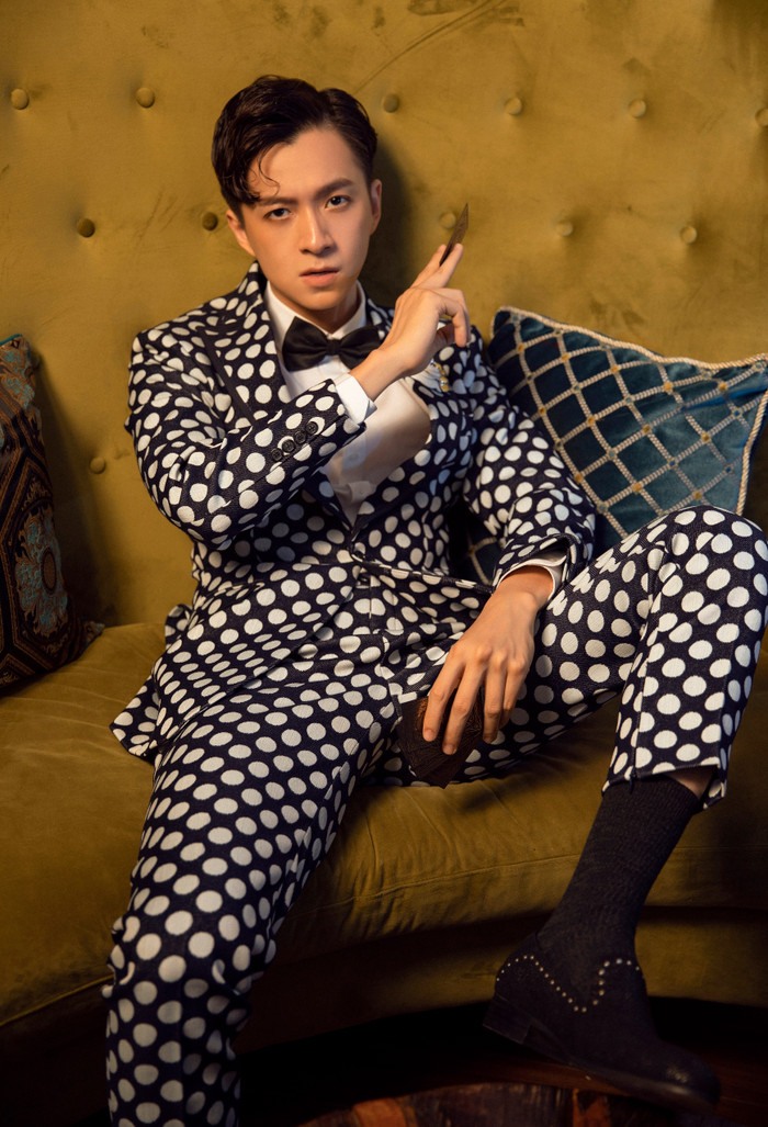 Mừng tuổi mới, Ngô Kiến Huy hóa quý ông lịch lãm khiến fan 'xỉu up xỉu down' Ảnh 12