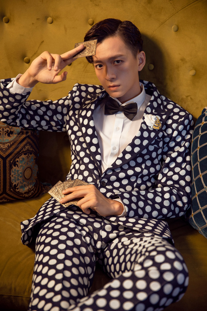 Mừng tuổi mới, Ngô Kiến Huy hóa quý ông lịch lãm khiến fan 'xỉu up xỉu down' Ảnh 2