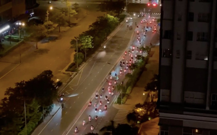 TP.HCM vừa áp dụng Chỉ thị 10 về giãn cách xã hội, hàng trăm 'quái xế' ở quận 7 tụ tập đua xe Ảnh 2