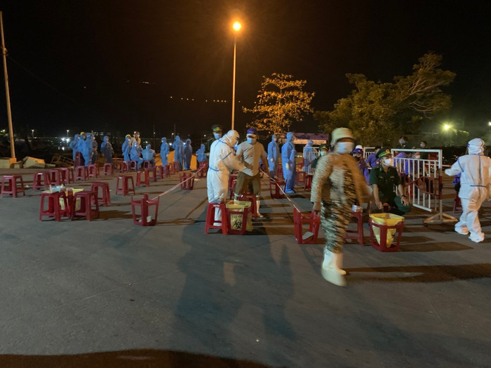 Ngành y tế xuyên đêm lấy mẫu cho người dân tại cảng cá Thọ Quang (phường Thọ Quang, quận Sơn Trà, TP. Đà Nẵng). Ảnh: Đ.X/Thanh Niên