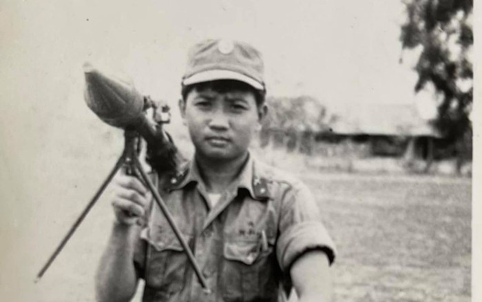 Đăng ảnh thời mặc áo lính, ông Đoàn Ngọc Hải khiến dân tình 'rần rần' với chi tiết đặc biệt ở bàn tay Ảnh 2