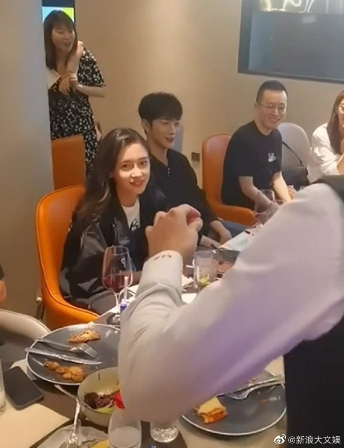 Tiệc khai máy 'Dáng vẻ nên có của tình yêu': Lại Quán Lâm hóa 'bé ngoan' ngại ngùng dõi theo Angelababy Ảnh 6
