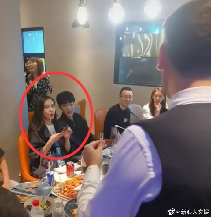 Angelababy và Lại Quán Lâm được xếp ngồi cạnh bên nhau.