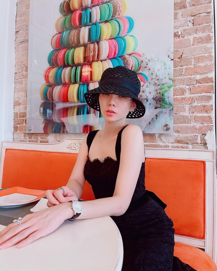 Nhiều người bảo phải vòng 1 'khủng' mặc những dạng đồ này mới sang, nhưng Lệ Quyên đã chứng minh điều ngược lại.