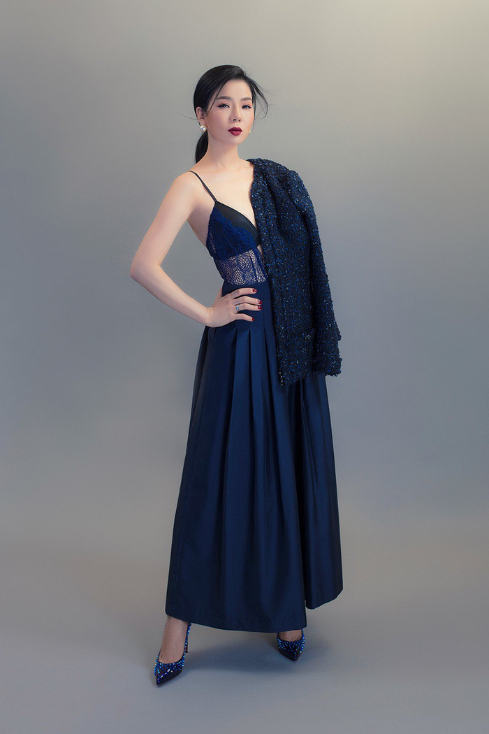 Dù không sở hữu số đo 'khủng' nhưng Lệ Quyên rất thường mặc các kiểu váy áo xẻ sâu, cực kỳ quyến rũ...