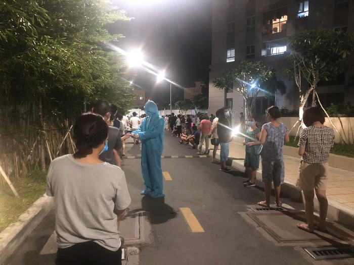 Người dân chung cư Imperial Palace (quận Bình Tân) lấy mẫu xét nghiệm