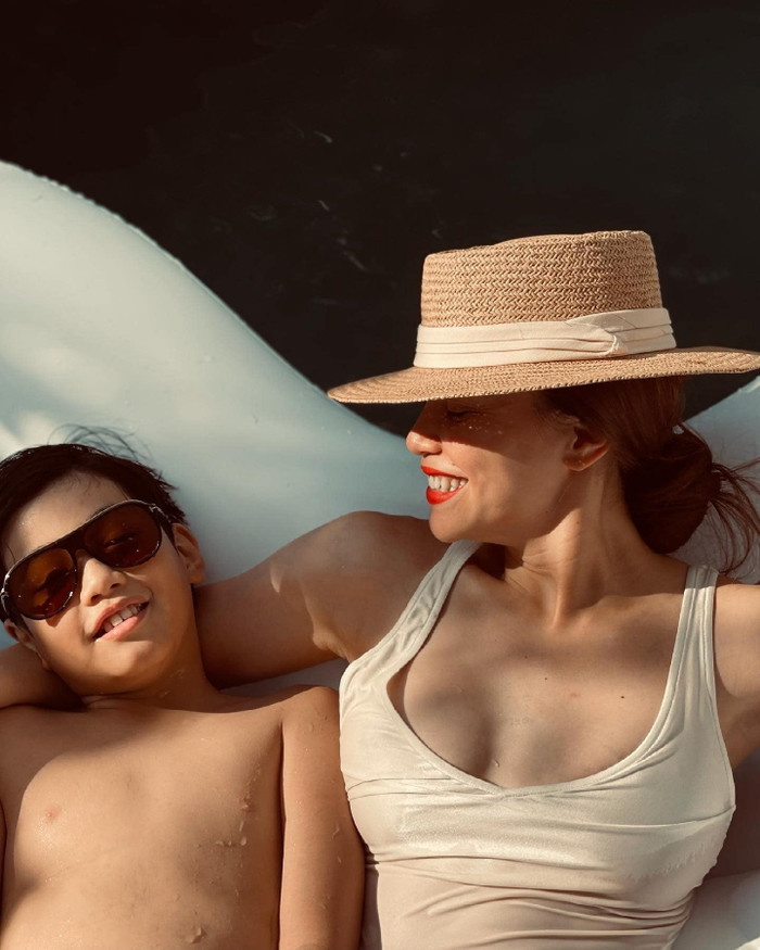 Subeo ngày càng phổng phao, đẹp trai và thường xuyên phụ mẹ Hà Hồ chăm hai em Lisa & Leon