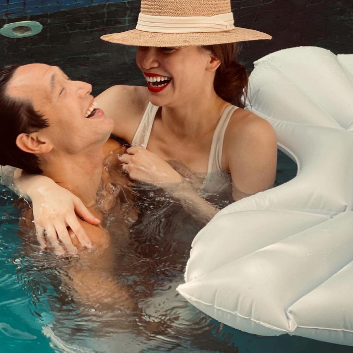 Khoảnh khắc vui đùa của Hà Hồ và anh chồng Kim Lý đẹp như tranh