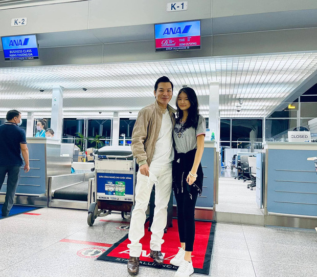 Hình ảnh hai bố con chuẩn bị lên đường sang Mỹ