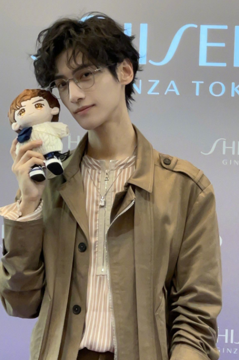 Hình ảnh La Vân Hi qua chỉnh sửa vẫn rất gầy.