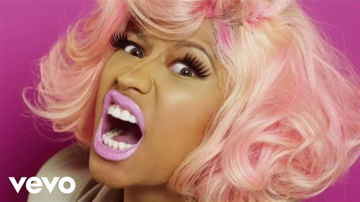 Nicki cũng đã từng 'đá thẳng vào mặt' Lil Kim vào năm 2012 với bản hit Stupid Hoe đình đám.