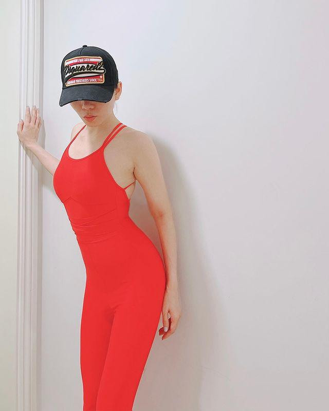 Lệ Quyên có rất nhiều bộ đồ tập với thiết kế jumpsuit siêu gợi cảm giúp cô khoe trọn đường cong cơ thể.