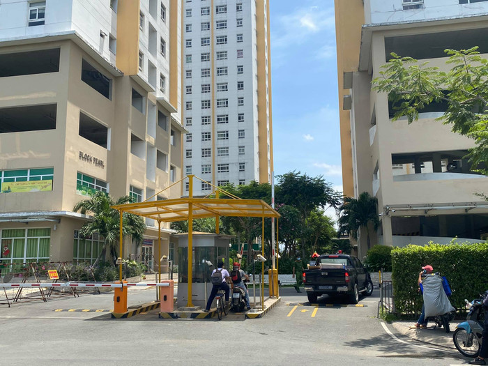 Block A1 của chung cư Sunview Towm bị phong tỏa lần 2. Ảnh: Người Lao Động