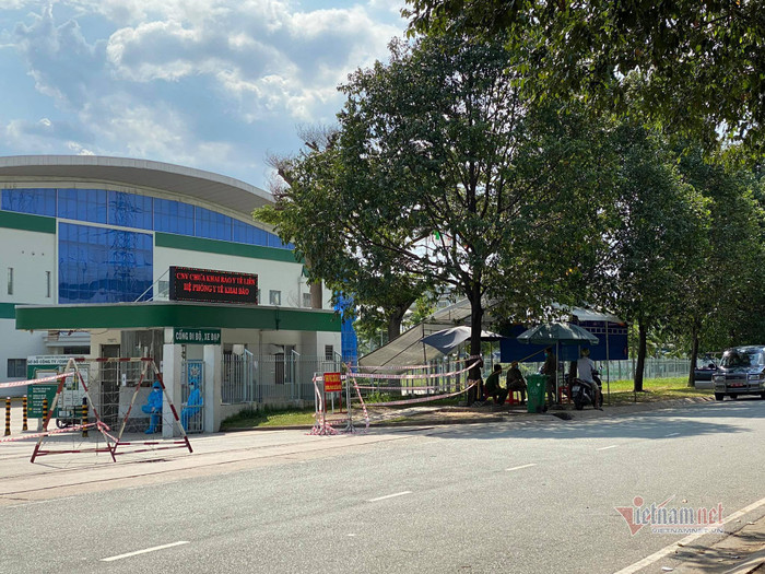 Nhân viên y tế cùng công an, dân phòng chốt chặn khu vực cổng công ty để kiểm soát người ra vào. Ảnh: Vietnamnet