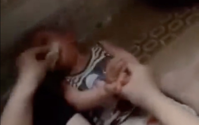 Người phụ nữ nhét giẻ vào miệng bé mầm non 12 tháng tuổi ở Thái Bình là ai? Ảnh 2