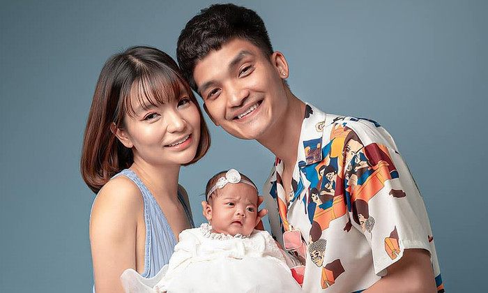 Gia đình Mạc Văn Khoa chụp ảnh kỉ niệm bên bé Minnie lúc mới sinh.