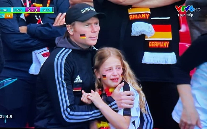Khoảnh khắc xúc động: Bé gái khóc nức nở trong lòng cha sau khi Đức bị loại khỏi EURO 2020 Ảnh 2