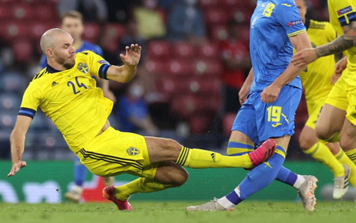 Clip: Pha phạm lỗi rùng rợn khiến cẳng chân cầu thủ Ukraine như bị bẻ cong Ảnh 2