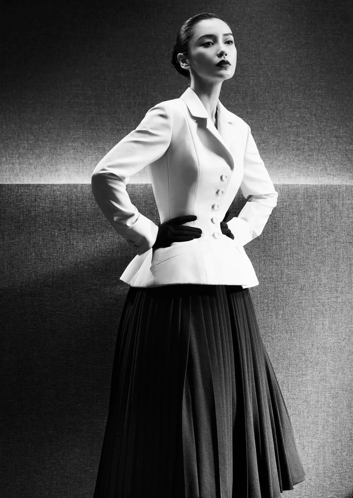 Mỹ nhân Cbiz khoác trên mình Bộ cánh tiêu biểu nhất trong đó là bar suitvới áo thít chặt eo kèm chân váy xòe dài qua gối