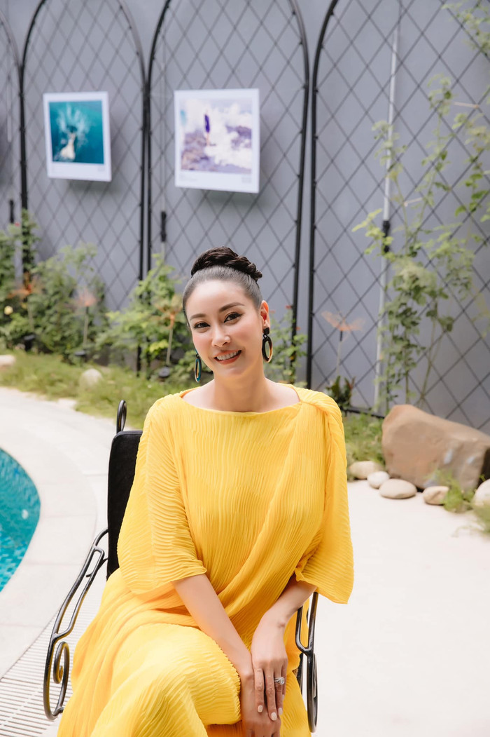 Cô ưu ái những chiếc váy xòe mang màu sắc rực rỡ...