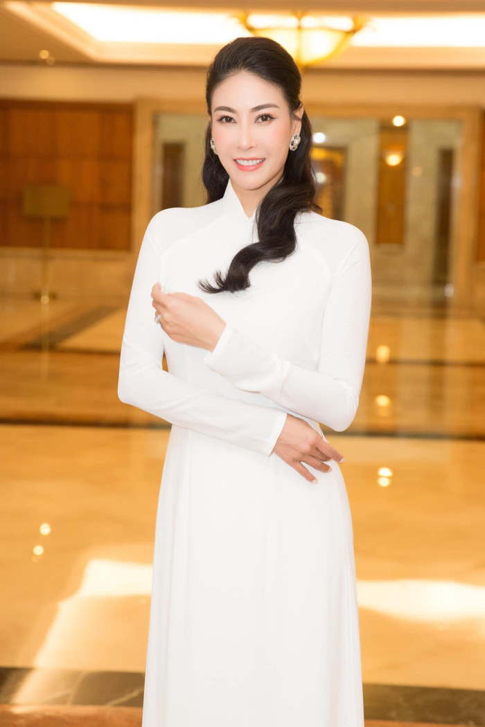 Diện áo dài trắng rất khí chất, nhẹ nhàng chẳng kém cạnh các Hoa hậu đương thời...