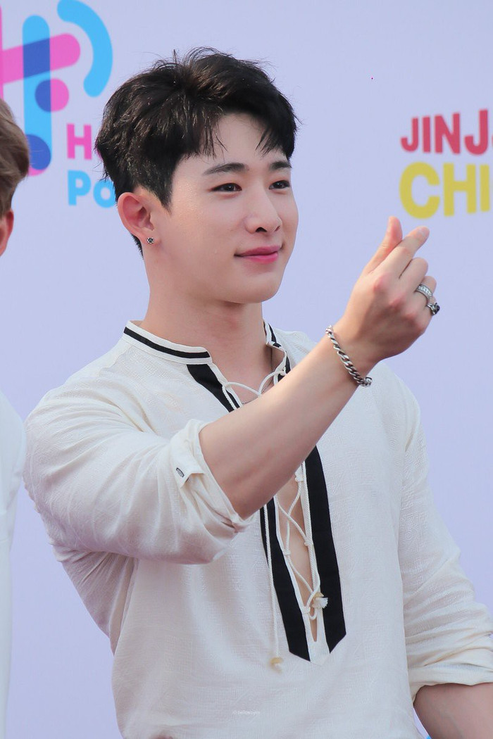 Trước đó, rất nhiều mỹ nam Hàn cũng từng mặc qua chiếc áo này.