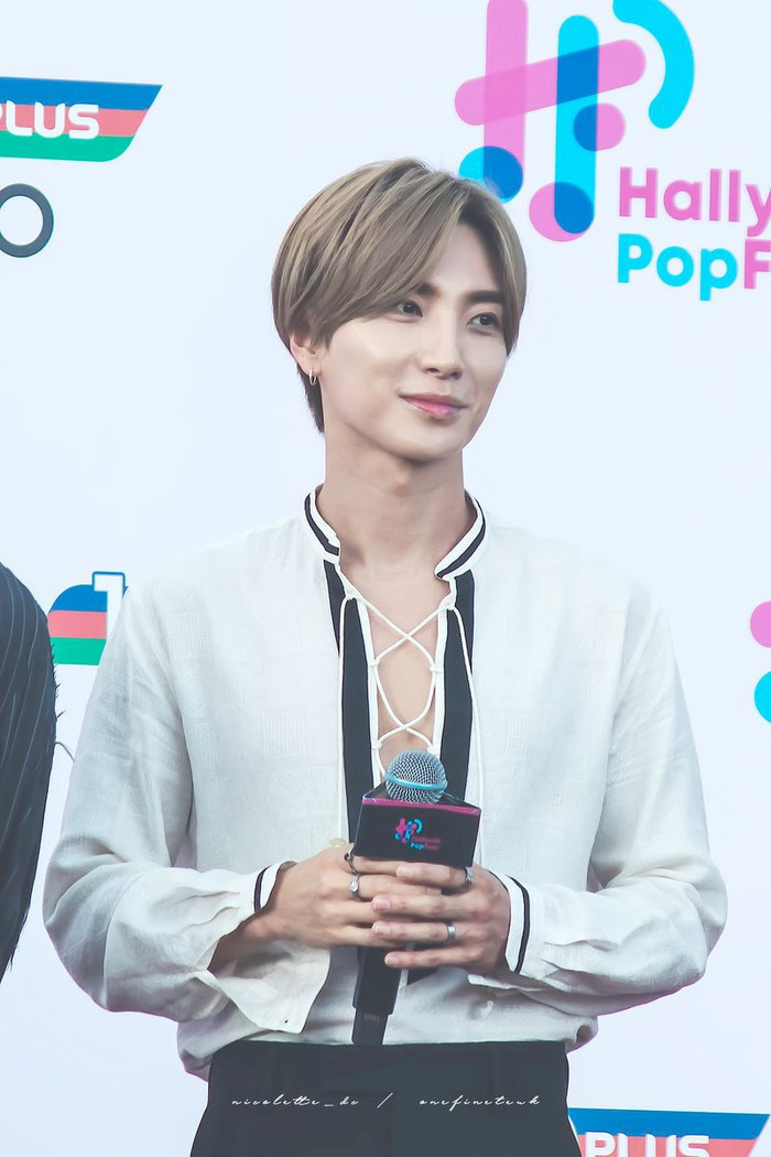 Được biết, đây là một sáng tạo từ nhà mốt Saint Laurent có giá khoảng 23 triệu đồng.