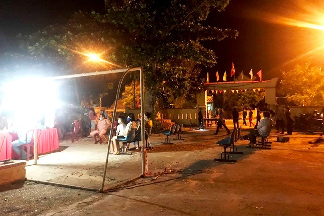 Lực lượng y tế Quảng Nam lấy mẫu xét nghiệm liên quan đến F0 ở Bệnh viện Đa khoa Đà Nẵng. Ảnh: Sở Y tế Quảng Nam