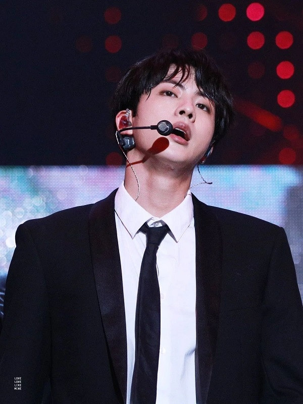 Ăn mặc giản dị, Jin (BTS) vẫn khiến thành viên cùng nhóm cảm thán vì... quá điển trai Ảnh 10