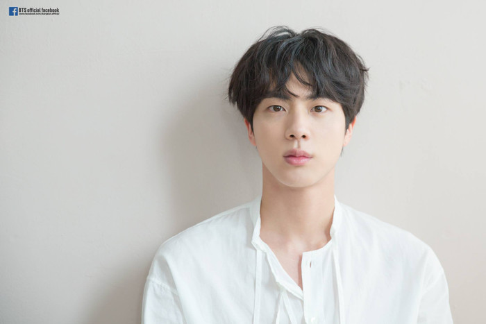 Ăn mặc giản dị, Jin (BTS) vẫn khiến thành viên cùng nhóm cảm thán vì... quá điển trai Ảnh 9