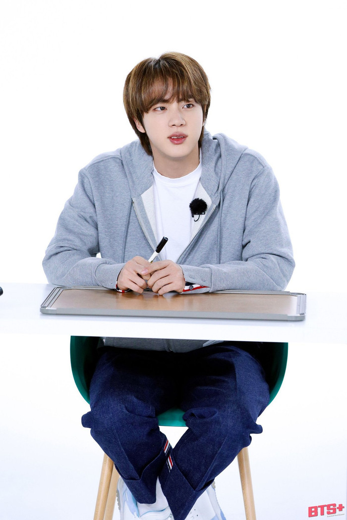 Ăn mặc giản dị, Jin (BTS) vẫn khiến thành viên cùng nhóm cảm thán vì... quá điển trai Ảnh 6