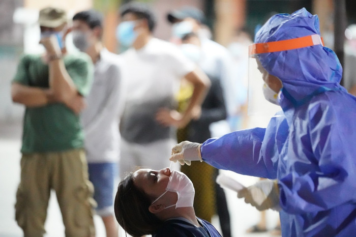 Lực lượng y tế sử dụng phương pháp lấy mẫu gộp với số lượng mẫu lấy là 500.000 người/ngày.