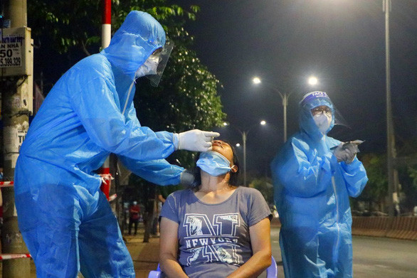 Lực lượng chức năng Bình Dương lấy mẫu xét nghiệm tại phường Bình Chuẩn, TP. Thuận An Ảnh: Tuấn Duy/Tuổi Trẻ