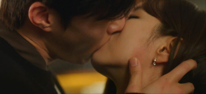 'Bạn cùng phòng của tôi là Gumiho' tập 11: Nhà cụ Jang mất điện, Jang Ki Yong và Lee Hyeri lại hôn tiếp? Ảnh 5