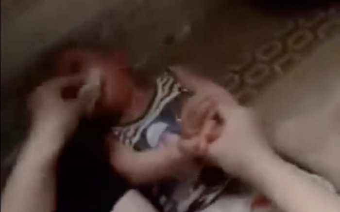 Khởi tố hình sự vụ người phụ nữ nhét giẻ vào miệng bé mầm non 12 tháng tuổi ở Thái Bình Ảnh 2