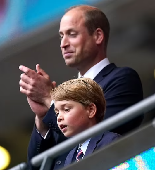 George hồi hộp dõi theo đường đi của quả bóng tròn.