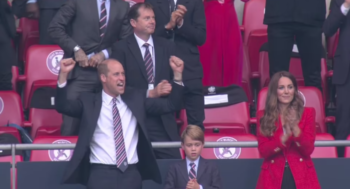 Hoàng tử bé 7 tuổi mặc vest và thắt cà vạt tương tự cha, Công tước xứ Cambridge.