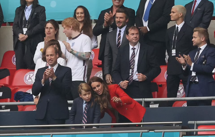 Công nương Kate vui vẻ bình luận về trận đấu cùng con trai.