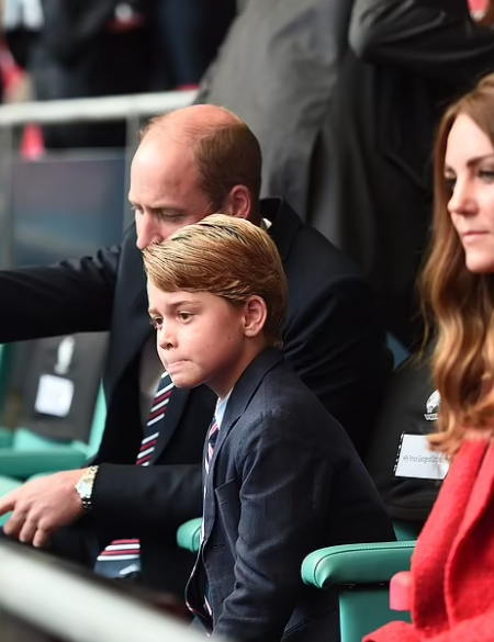 George dành tình yêu đặc biệt cho trái bóng tròn. Trước khi kết thúc học kỳ năm 2019, cậu bé từng tổ chức sinh nhật lần thứ 6 bằng một bữa tiệc theo chủ đề bóng đá.