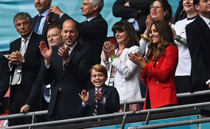 Cậu bé khiến dân mạng bật cười khi đứng huýt sáo trong khi mọi người nghiêm túc hát bài quốc ca 'God Save the Queen'.