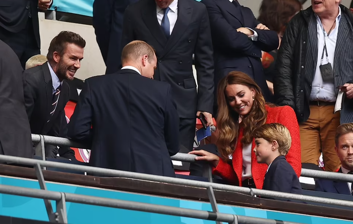 Vẻ ngượng ngùng hiếm thấy của hoàng tử bé khi trò chuyện với danh thủ David Beckham.