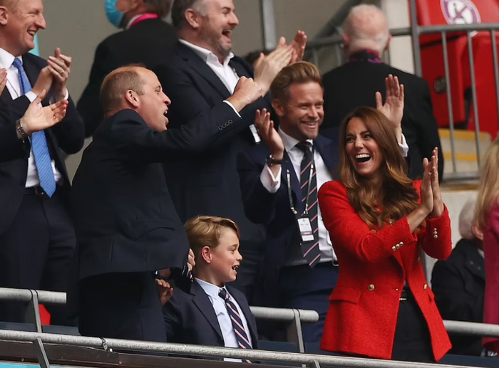 Niềm vui bùng nổ khi Anh thắng Đức với tỷ số 2-0 nhờ bàn thắng của Raheem Sterling và đội trưởng Harry Kane.